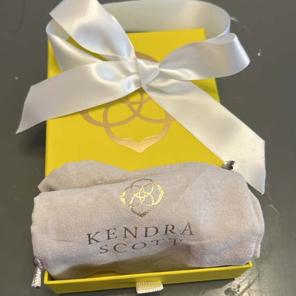 KENDRA SCOTT Empty Box, Bow, and Pouch - Picture 5 of 5